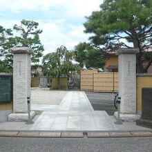 戸田の光明寺の入口です。光明寺の敷地は、手狭になっています。