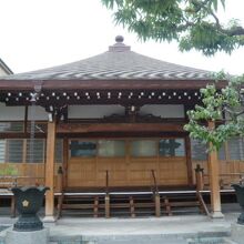 光明寺の本堂です。本堂は、東の方角に向いて建てられています。