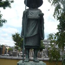 光明寺の境内には、多くの仏堂や修行僧の像が置かれています。