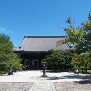 紅葉や緑が美しい寺