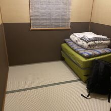 個室。２畳でほんとに寝るだけの空間。