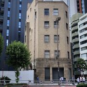 角地に建つモダニズム建築