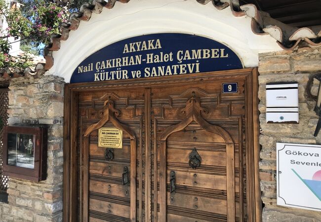 白壁に木材装飾を多用した伝統的な建築様式