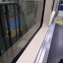 窓が大きく、窓を向いてすわることもできる席もある