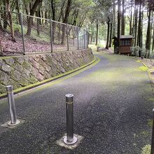 参道途中の車止め