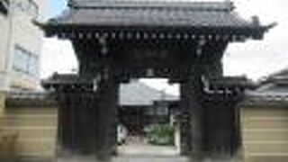 木造の堂々とした山門が目をひきます