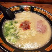 個人ブースの博多ラーメン