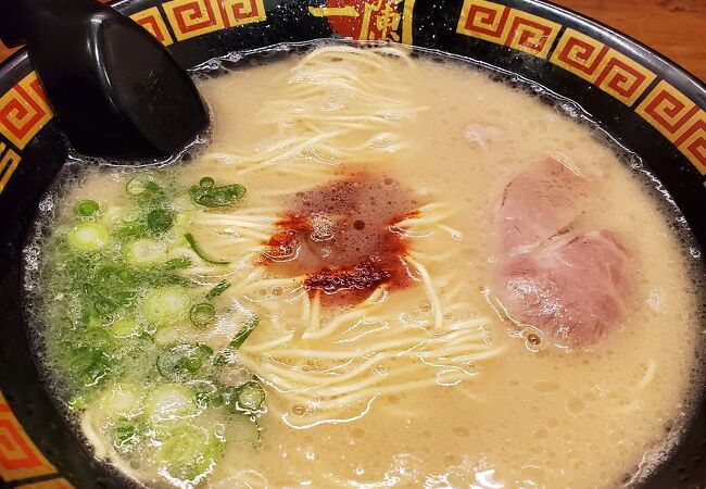 個人ブースの博多ラーメン