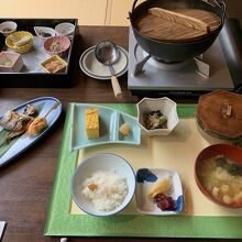 和朝食。お味噌汁はお鍋で。