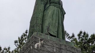 太平洋の彼方を見つめる坂本龍馬