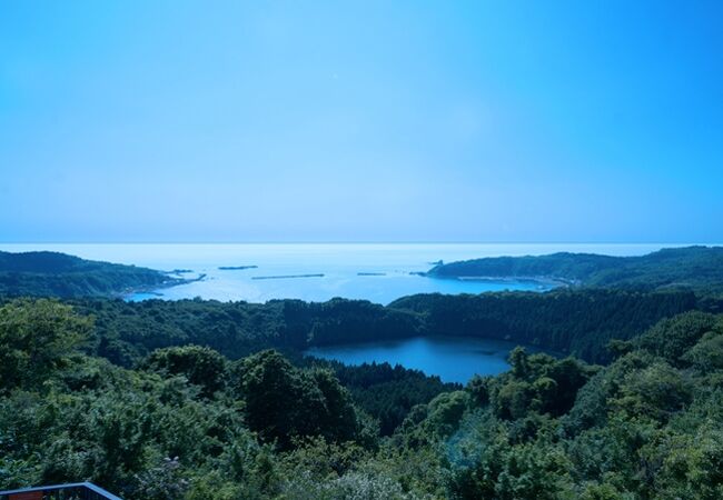 湖越しに観る美しい日本海の風景！