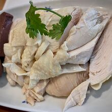 うぉ。カオマンガイとは思えぬ、鶏肉の量。