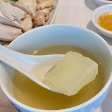 店内が寒すぎて、まずはこの熱々のスープがぶ飲み！