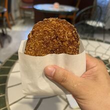 プレミアムコロッケは衣がカリカリで美味しい。