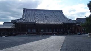 大きな御堂が立ち並ぶ大寺院