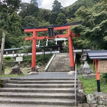 石段の上の鳥居