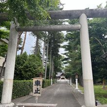 参道の手前から