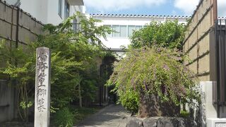 なぜ同じ場所にあるのか不思議でした