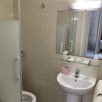 トイレとシャワーが一緒にあります