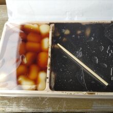 くしで食べる小さいお団子