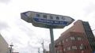 旧岡崎宿の中心部付近は、現在も商業地