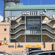 大きな建物にはいった市場のような場所