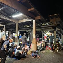 登山口行きバスを待つ間の風景