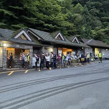 午前５時半、荒川登山口到着、まずトイレを済ませましょう