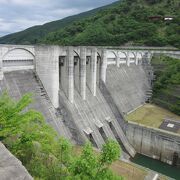 竣工まで長い年月がかかったが、幾多の困難と地元の方々の理解で竣工したダム、近年の開放型ダムなので見所満載