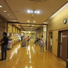 館内は賑わっていましたが清掃は行き届いています