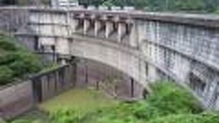 洪水調節機能は直下の大滝ダムに任せている分、満水の姿が拝みやすいです。そして機能美溢れるアーチ式ダムは秀逸