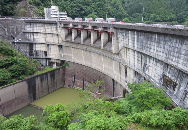 洪水調節機能は直下の大滝ダムに任せている分、満水の姿が拝みやすいです。そして機能美溢れるアーチ式ダムは秀逸