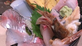 近江町市場で朝７時から営業です