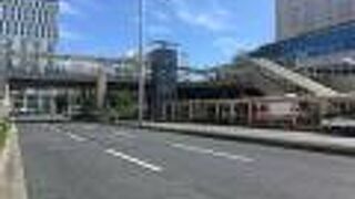 豊橋駅東口前の路面電車が走る大通り