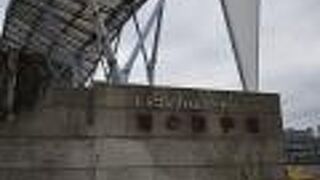 港にある大きな屋上庭園