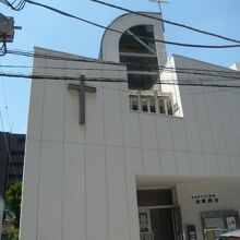 赤坂教会の建物です。白色の壁に、十字架が鮮やかに見えます。