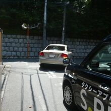 六本木通りに向かう車のようです。相変わらずの交通量です。