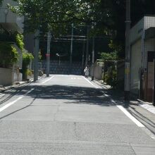 氷川坂の勾配は、あまり急ではありません。緩やかな坂の方です。