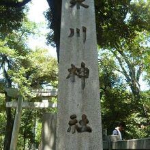 赤坂の氷川神社の標石柱です。鳥居の傍に立てられています。