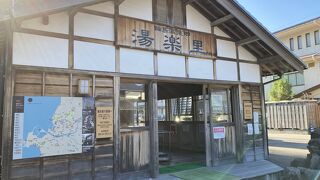 朝から足湯に浸かりました