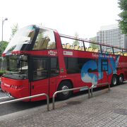 真っ赤な車体の2階建てバスです