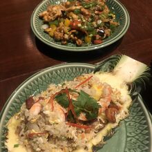 パイナップルチャーハン、カシューナッツの入った炒め物