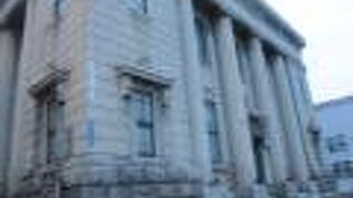 小樽駅から、運河へ続く通り