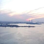 海側では横浜ベイブリッジ、街側ではランドマークタワーやコスモ ワールド等の写真スポットとしては最高レベルだと思います