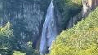 流星のように流れる滝