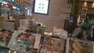 駅ビルにあります