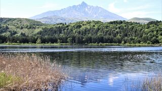周囲約１kmの利尻島最大の湖沼です。湖面に映る利尻山を眺めながら散策できます。