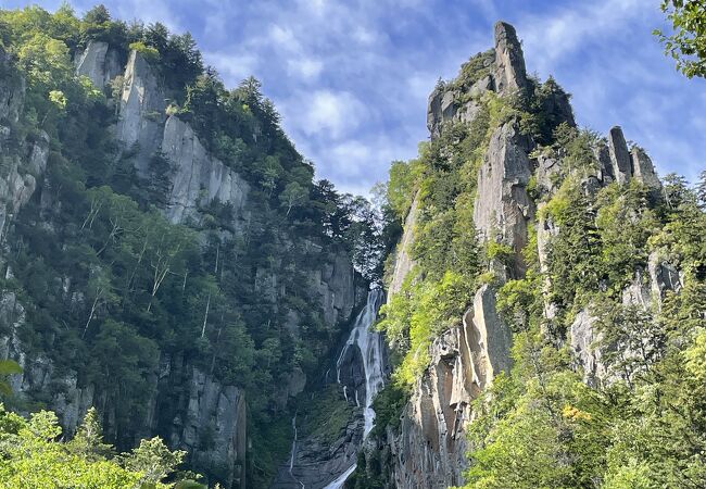 銀河の滝に寄り添うように立つ岩