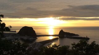 オロンコ岩と夕陽を見られます。