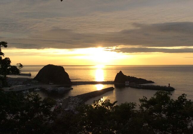 オロンコ岩と夕陽を見られます。